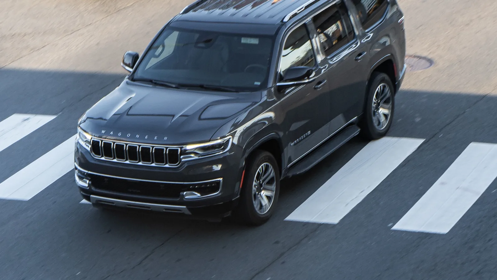 Jeep ruft fast 100.000 Wagoneer wegen Dachträger-Bolzen zurück