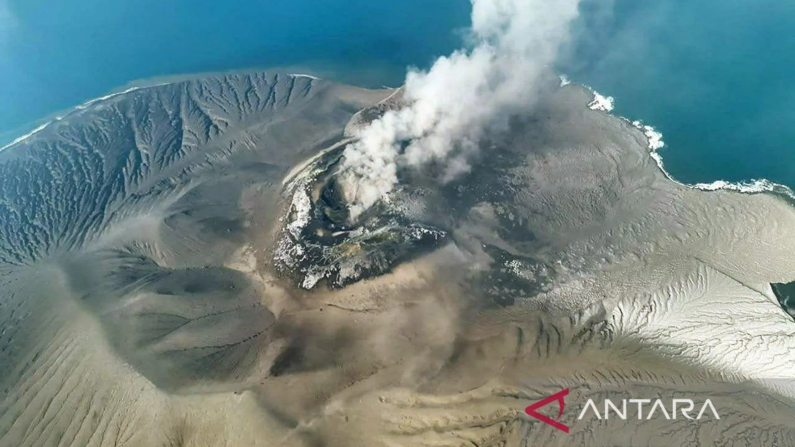 Krakatau Ash Shuts 8 Airports; Indonesia Starts Cloud-Seeding