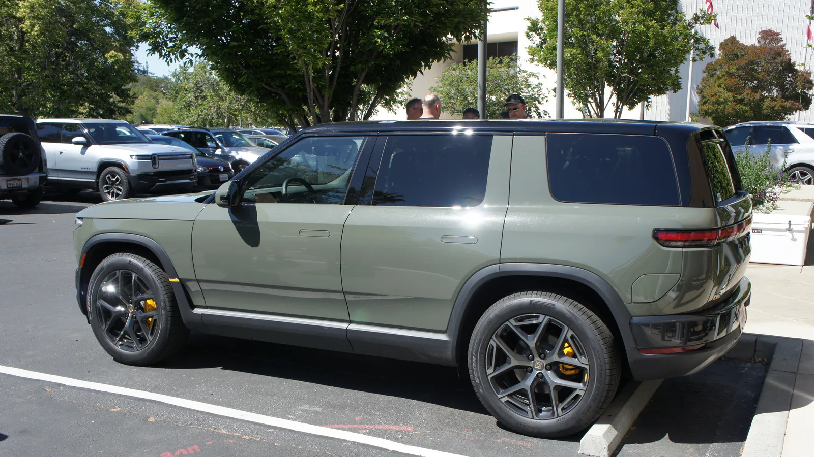 Rivian llama a revisión 98.828 coches por la cámara trasera